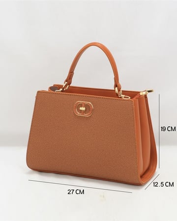 شنطة نسائية بلون بني