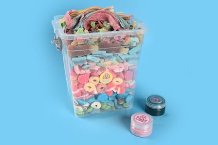 صورة مقربة لجيلي إسباني متنوع في علب شفافة