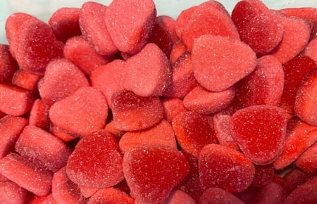 صورة مقربة لجيلي قلوب الفراولة الأحمر من إسبانيا