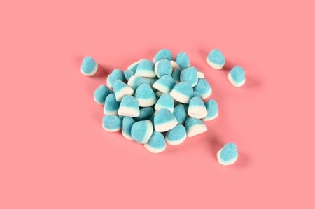 صورة مقربة لحلوى جيلي بنبون أزرق وأبيض من اسبانيا