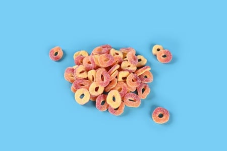 صورة مقربة لحلوى جيلي حلقات الخوخ الحامضة