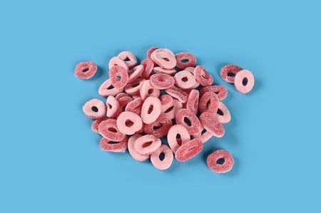 حلقات جيلي الفراولة الإسبانية المنعشة والحامضة