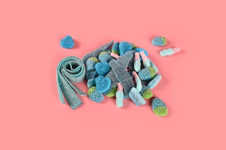 تشكيلة من حلوى الجيلي الزرقاء بأشكال مختلفة