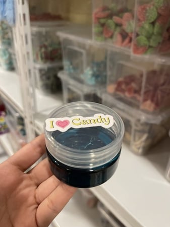 علبة صوص التوت الأزرق في اليد من جيلي اسبانيا