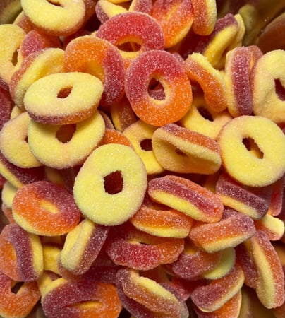 صورة مقربة لحلوى جيلي حلقات الخوخ الحامضة