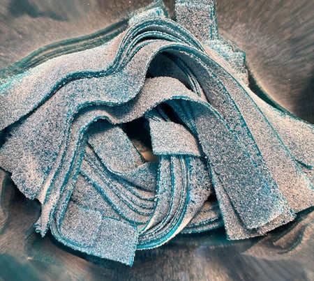 شرائط جيلي توت أزرق مغطاة بالسكر في وعاء