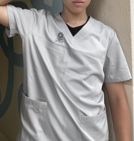 الطقم كامل من 3 قطع وهم سكراب رمادي وبنطلون وتيشيرت اسود (خصم الطقم)