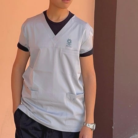 الطقم كامل من 3 قطع وهم سكراب رمادي وبنطلون وتيشيرت اسود (خصم الطقم)