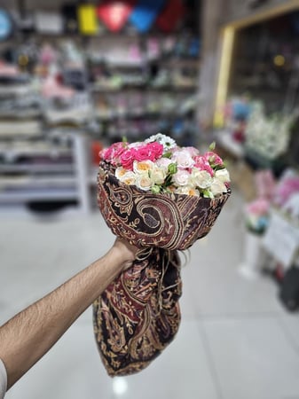 بوكيه الورد المميز بالشال الكشميري