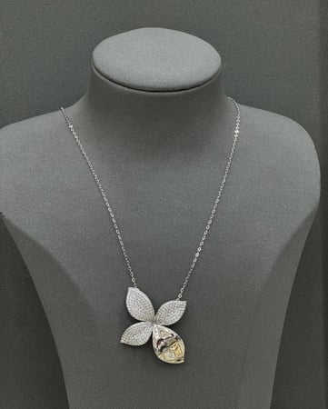 عقد فلور تطبيق الالماس ابيض 18k