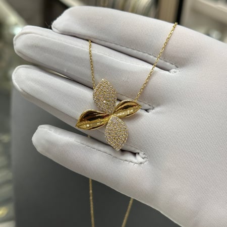 عقد تصميم الالماس 18k