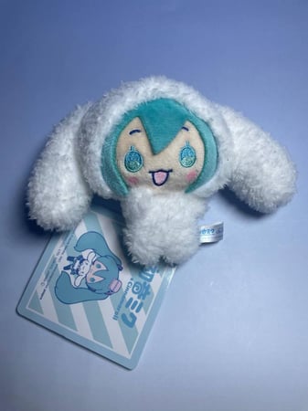 [ شحن فوري ] ميدالية هاتسوني ميكو الصغيرة كوسبلاي سينامورول | Hatsune Miku Mini Plushie, CinnaMiku, Cinnamoroll Cosplay Ver