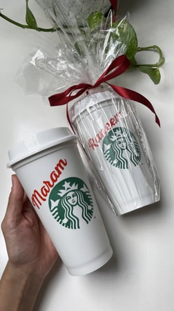 كوب ستاربكس مع كتابه اسم وتغليف