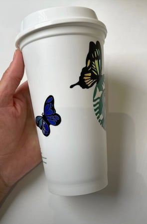 كوب ستاربكس للمشروبات الساخنه بتصميم فراشات