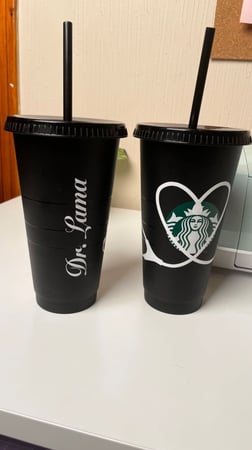 كوب ستاربكس دكتور مع كتابه الاسم