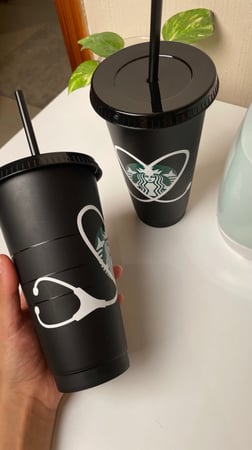 كوب ستاربكس دكتور مع كتابه الاسم