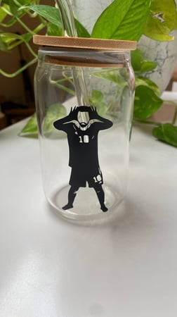 كوب زجاجي صوره لاعب مع كتابه الاسم بالخلف