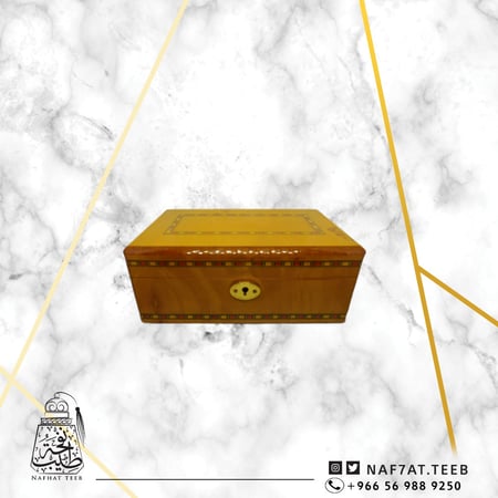 صندوق خشبي ملكي مزخرف ومبطن بالمخمل الناعم