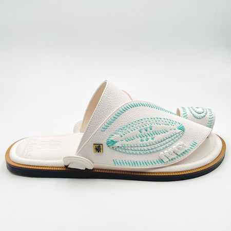 حذاء لون ابيض مطرز صوف كتان