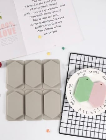 قالب سيليكون لصناعة ميداليات وفواصل ريزن / قوالب صابون / جبس / كونكريت (قطعه واحده )