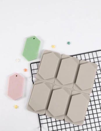 قالب سيليكون لصناعة ميداليات وفواصل ريزن / قوالب صابون / جبس / كونكريت (قطعه واحده )