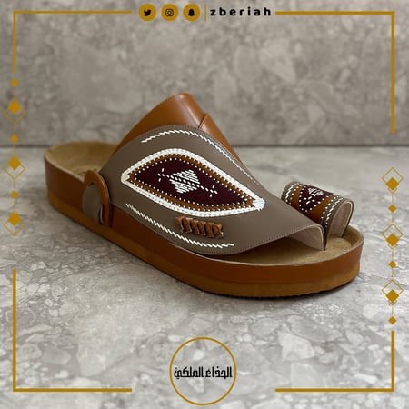 حذاء طبي جملي مع بيج تطريز يدوي زري فضي