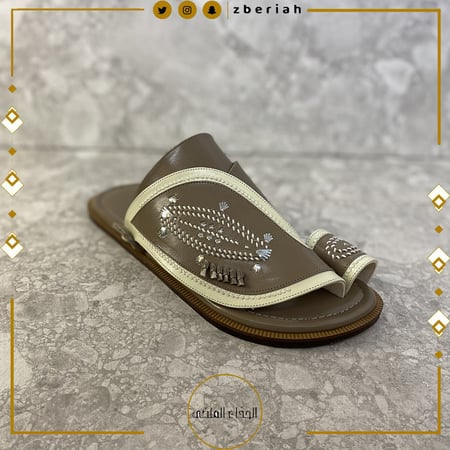 حذاء بيج مع لاين سكري تطريز يدوي صوف سكري