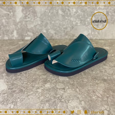 حذاء فيروزي مع أسود