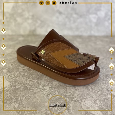 حذاء بني مع ثلاث أنواع جلد مكس