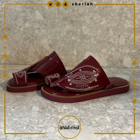 حذاء عنابي تطريز يدوي زري فضي