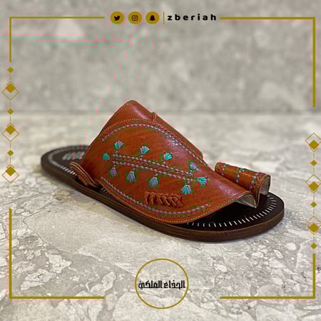 حذاء جملي مع بني تطريز يدوي - ارضية نعل
