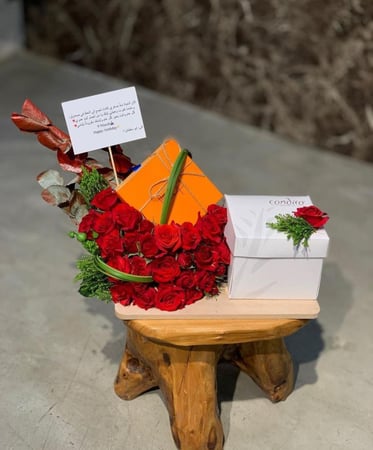 كيكه مع اسواره وورد