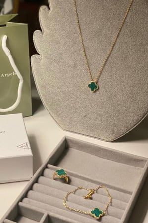 طقم فان كليف الاخضر