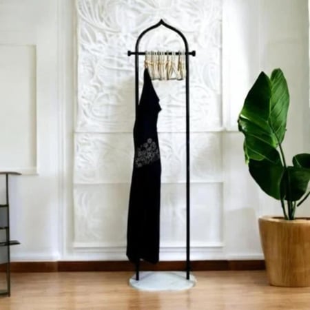 ستاند ملابس اسود بقاعدة باللون الابيض