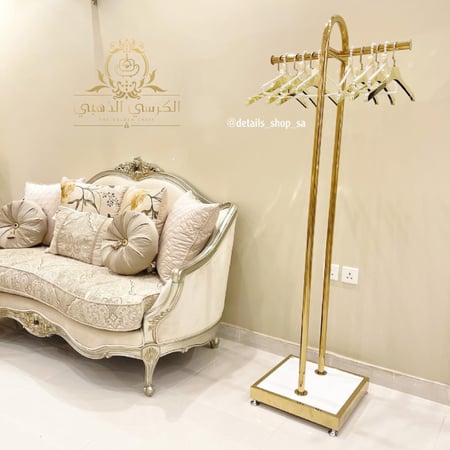 استاند عبايات ذهبي فاخر جانبين تصميم عصري قاعدة بعجلات الكرسي الذهبي