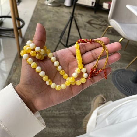 سبحة بكلايت  مع شكه تفصال يدوي الكويت اللون اصفر مدموج مع ابيض