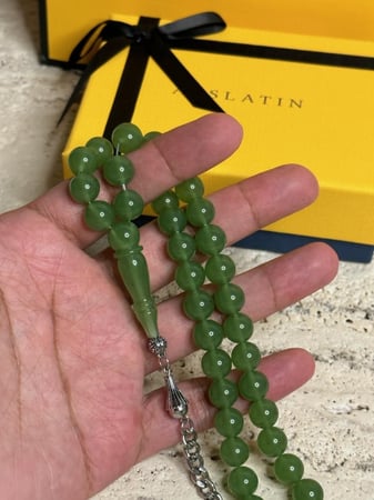 سبحة مصنوعة من الماتشا الطبيعية