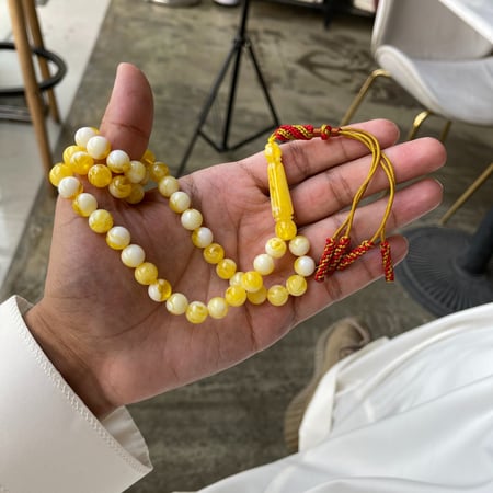 سبحة بكلايت  مع شكه تفصال يدوي الكويت اللون اصفر مدموج مع ابيض