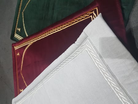 سجادة صلاة مطرزة باسفنج ميموري فوم (اسفنج طبي)