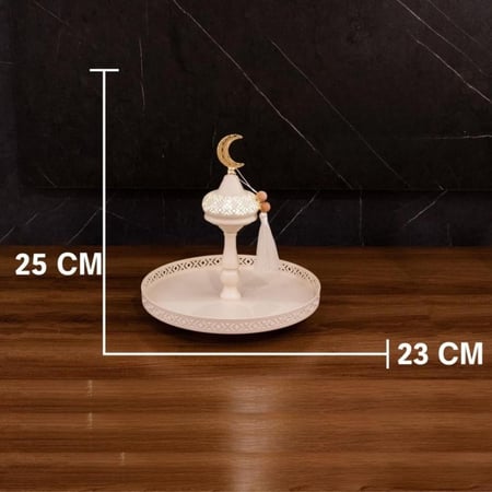 ستاند تقديم فاخر بلمسة هادئة وتفاصيل مميزة، يضفي جمالًا خاصًا على طاولة الضيافة