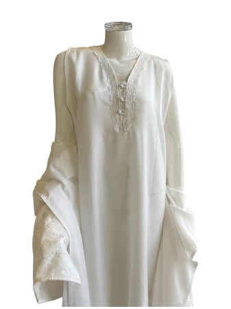 طقم نسائي فاخر مطرز