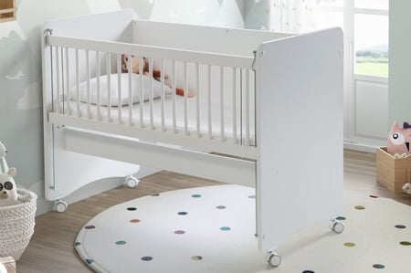 سرير اطفال بجانب الام