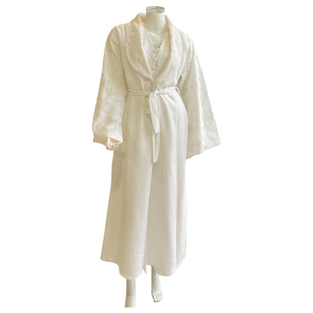 طقم نسائي فاخر مطرز