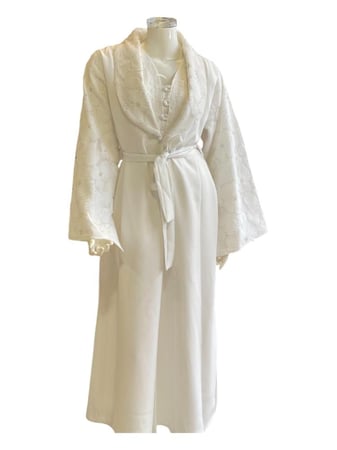 طقم نسائي فاخر مطرز