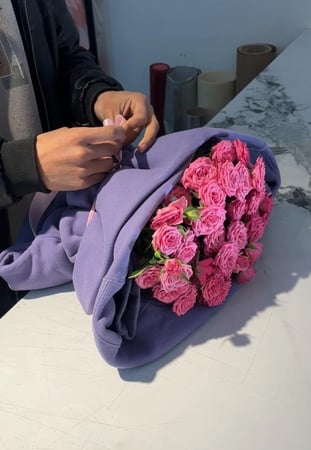 هودي مع باقة ورد حسب الطلب