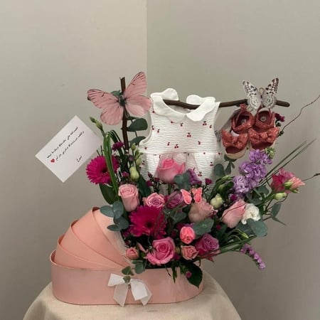 تنسيق ورد للمولودة بشريط دعاء أنيق