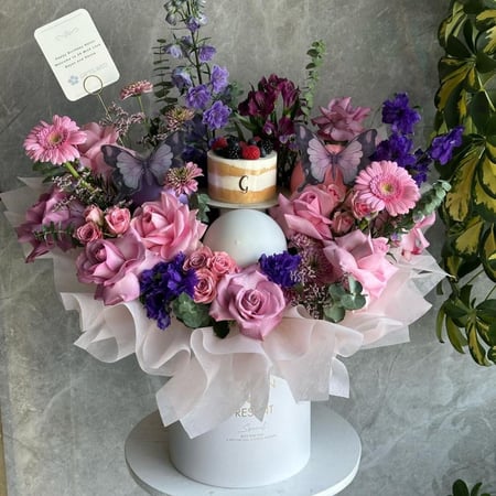 بكس ميلاد مميز مع زهور و كيك جاناش لاحتفال لا يُنسى! من Giftswed