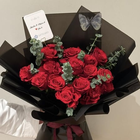 باقة ورد أحمر فاخرة بتغليف أسود أنيق