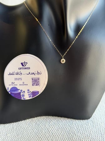 ميني بوكيه ناعم مع عقد ذهب