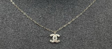 ميني بوكيه ناعم مع عقد ذهب